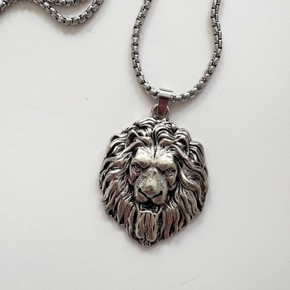 Noir NYC silver lion pendant necklace - Picture 3 of 4